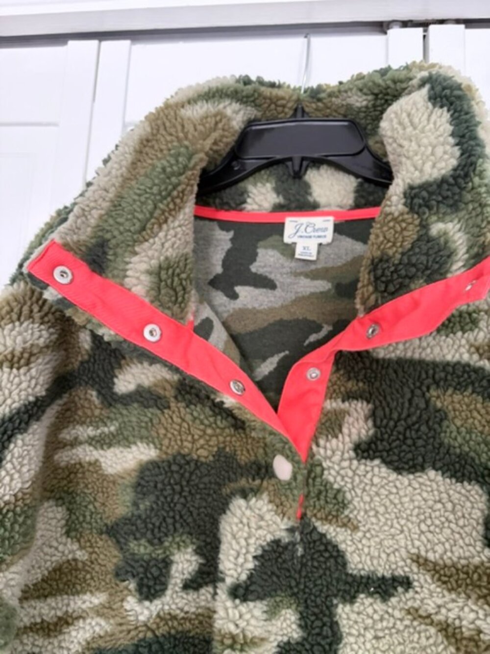 Soft vintage fleece body. Sherpa lining at collar. Camo pattern with neon orange - Picture 4 of 7